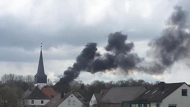 Schwarze Rauchwolke &uuml;ber Weisendorf - Feuerwehr l&ouml;scht Vollbrand eines Carport