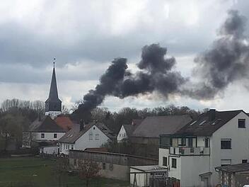 Schwarze Rauchwolke über Weisendorf - Feuerwehr löscht Vollbrand eines Carport