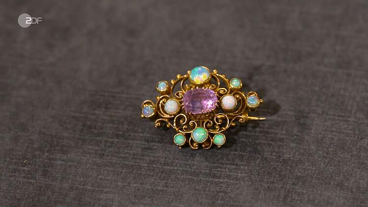 Ebenfalls zum Verkauf angeboten wurde die Goldbrosche mit Opalen und Amethysten aus der Zeit um 1890 mit einem geschätzten Wert von 500 bis 600 Euro.