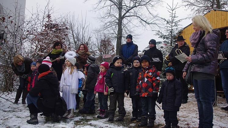 ie Eröffnung des Weihnachtsmarkts wurde von den Kindergarten-Kindern mit schönen Liedbeiträgen umrahmt.