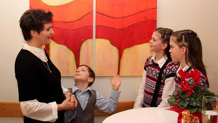 Auch die Kinder Katharina, Alexandra und Sebastian bewundern die Bilder ihrer Mama: hier "Aperol", eine Auftragsarbeit.