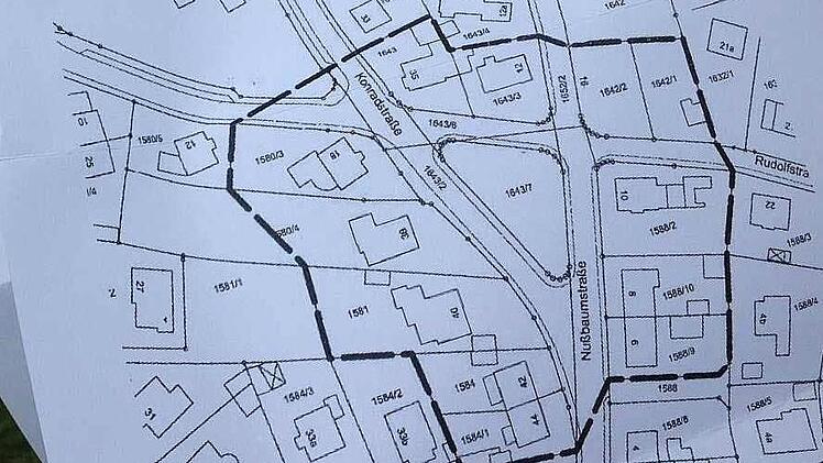 Das dreeickige Grundstück soll von Grün- in Bauland umgewandelt werden, um bezahlbaren Wohnraum zu schaffen.