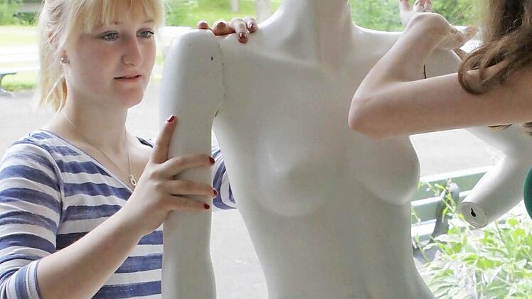 Luisa Prucha bereitet die Schaufensterpuppen für ihre selbst genähten römischen Tuniken vor.