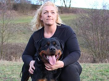 Tanja Schreiner mit ihrer Rottweiler-Hündin Indira. Foto: Lisa Kieslinger