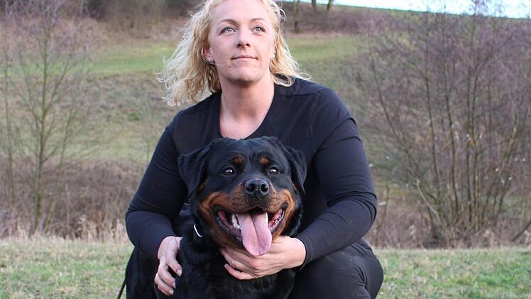 Tanja Schreiner mit ihrer Rottweiler-Hündin Indira. Foto: Lisa Kieslinger
