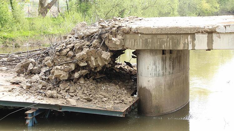 Der Abriss der Höchstadter Aischbrücke geht voran. Foto: Andreas Dorsch