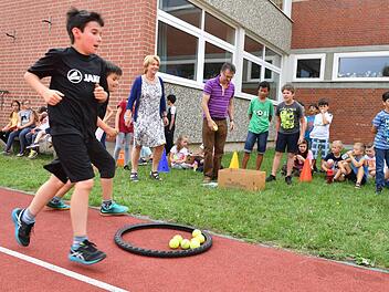 Schulleiterin Ursula Lyda-Fischer bei einem Besuch auf dem Sportgelände der Schule Foto: Ronald Rinklef