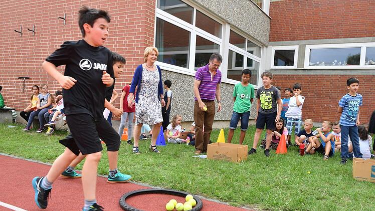 Schulleiterin Ursula Lyda-Fischer bei einem Besuch auf dem Sportgelände der Schule Foto: Ronald Rinklef