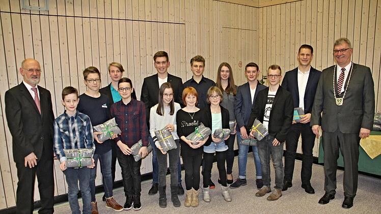 Stolz sind Bürgermeister Helmut Dietz (rechts) und sein Vertreter, Siegfried Kirchner (links) auf die Karatekas des Karate-Dojo Untermerzbach, die nationale und internationale erste- und vordere Plätze erreichten.  Helmut Will
