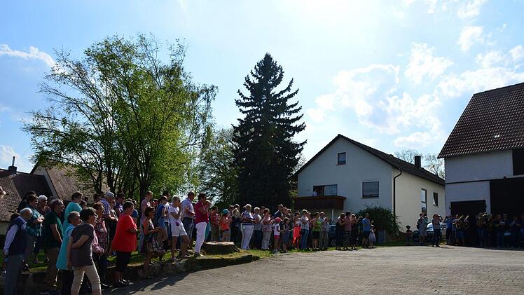 Über 100 Leute sowie die Blaskapelle Gremsdorf überraschten im Hof des Gasthauses die Wirtin.
