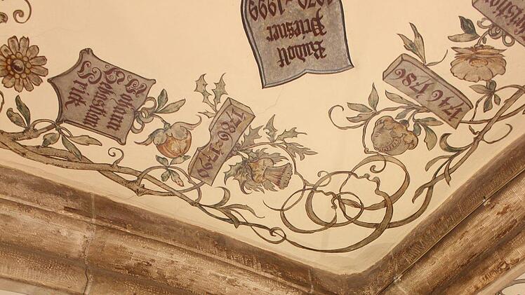 An der Decke des Büros sind sämtliche Chef-Apotheker der Hofapotheke verewigt.Foto: Ulrike Nauer