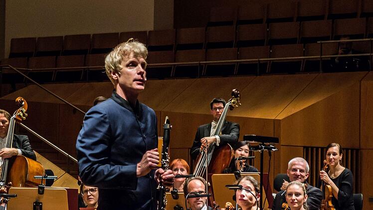 Umjubeltes Bamberg-Debüt: Martin Fröst beeindruckte als Klarinettist und als Dirigent.Foto:Jochen Berger