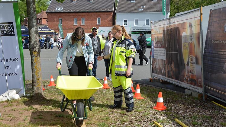 Die Schubkarre zu manövrieren und einzuparken wird mit der "Rauschbrille" zu einer kniffligen Aufgabe.Dagmar Besand