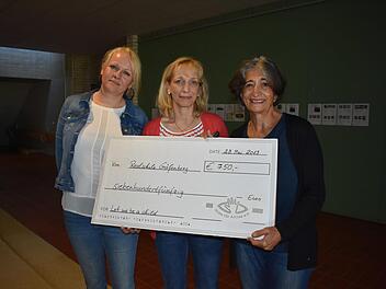 Die Koordinatorin Susanne Lang, Rektorin Gertrud Eismann und Nasran Siege mit dem Spendenscheck Foto: Petra Malbrich