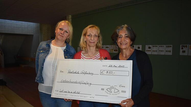 Die Koordinatorin Susanne Lang, Rektorin Gertrud Eismann und Nasran Siege mit dem Spendenscheck Foto: Petra Malbrich