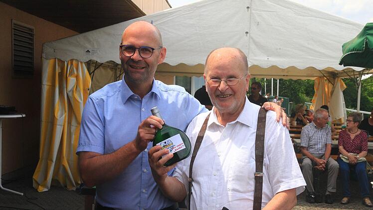 Karl Beudert, Kassenpr&uuml;fer des F&ouml;rdervereins, wird von Vorstand Richard  Bott f&uuml;r seine zehnj&auml;hrige Mitgliedschaft geehrt. Johannes Wolf