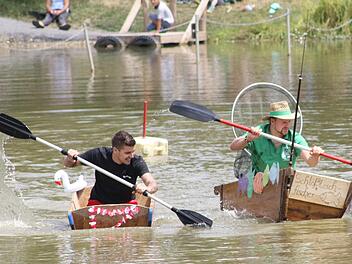 Die Akteure zeigten in ihren Trögen vollen Einsatz. Im Bild die Schlossteichfischer aus Untersiemau und der "Weiße Schwan" aus Dietersdorf Foto: Michael Stelzner