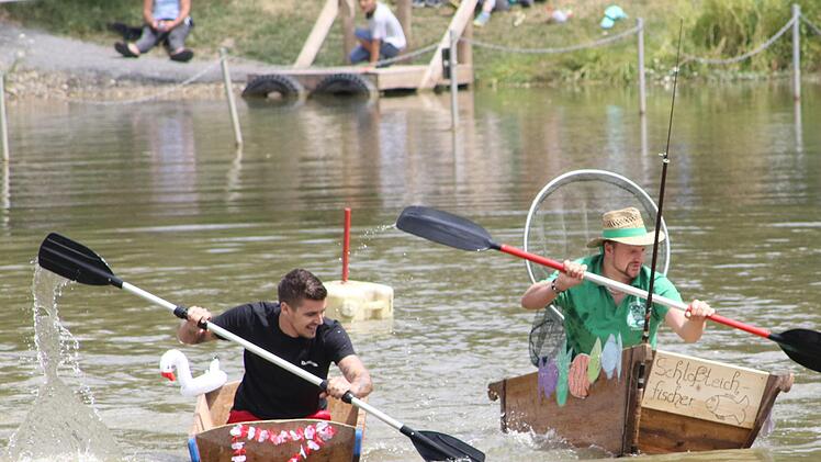 Die Akteure zeigten in ihren Trögen vollen Einsatz. Im Bild die Schlossteichfischer aus Untersiemau und der "Weiße Schwan" aus Dietersdorf Foto: Michael Stelzner