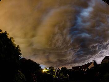 Nach einem Tag mit hochsommerlichen Temperaturen wird der Sonntagabend in Franken ungemütlich. Foto: Thomas Rensinghoff/dpa
