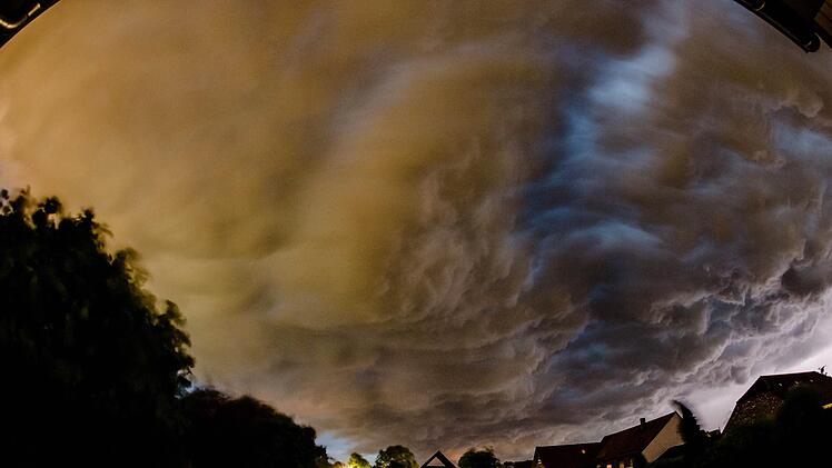 Nach einem Tag mit hochsommerlichen Temperaturen wird der Sonntagabend in Franken ungemütlich. Foto: Thomas Rensinghoff/dpa