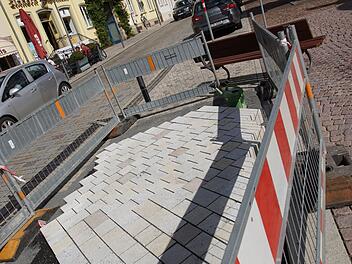 Am Marktplatz zeigt eine Musterfläche, wie das Pflaster in der Bahnhofstraße aussehen könnte.Arkadius Guzy