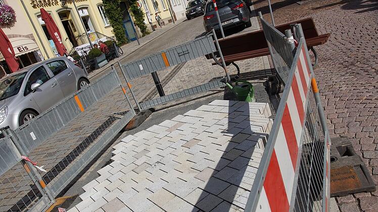 Am Marktplatz zeigt eine Musterfläche, wie das Pflaster in der Bahnhofstraße aussehen könnte.Arkadius Guzy
