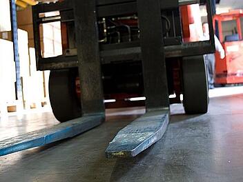 In Bad Hersfeld wurde ein 27-J&auml;hriger von einem Gabelstapler begraben. Eine zum Unfallort eilende Not&auml;rztin konnte dem Mann nicht mehr helfen. Symbolfoto: PublicDomainPictures/pixabay.com