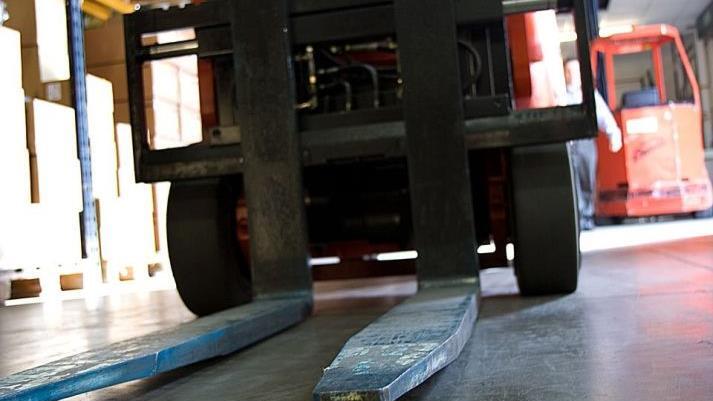 In Bad Hersfeld wurde ein 27-J&auml;hriger von einem Gabelstapler begraben. Eine zum Unfallort eilende Not&auml;rztin konnte dem Mann nicht mehr helfen. Symbolfoto: PublicDomainPictures/pixabay.com