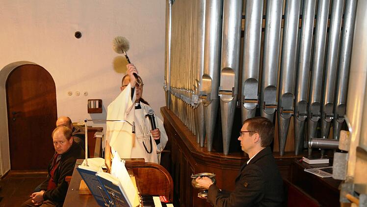 Pfarrer Zlatko Kidjemet segnet die Orgel; rechts der Organist Markus Kraus.  Foto: Franz Galster