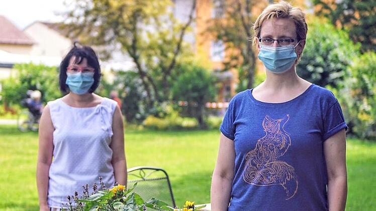 In der Besuchsoase: Kerstin Kreuzer (vorne) und Tanja Seuling zeigen, wie sich der Alltag im BRK Seniorenhaus mit Corona verändert hat.