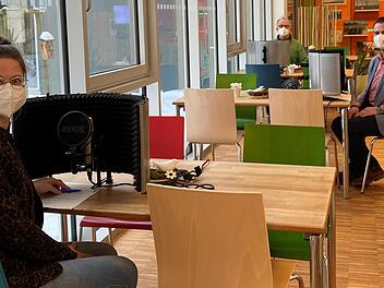 Podcastaufnahme mit dem Geschäftsführer der Bauersberg Hobbach gGmbH: Im Bild (vorne) Katharina Klug, Geschäftsführer Bernd Fischer und Markus Seibel (hinten).