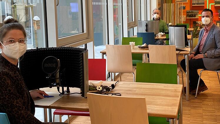 Podcastaufnahme mit dem Geschäftsführer der Bauersberg Hobbach gGmbH: Im Bild (vorne) Katharina Klug, Geschäftsführer Bernd Fischer und Markus Seibel (hinten).