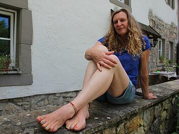 Judith Michel bewältigt ihren gesamten Alltag barfüßig. Nur noch in Ausnahmesituationen schlüpft sie in Schuhe. Foto: Heike Beudert