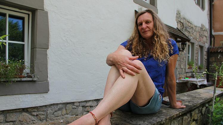 Judith Michel bewältigt ihren gesamten Alltag barfüßig. Nur noch in Ausnahmesituationen schlüpft sie in Schuhe. Foto: Heike Beudert