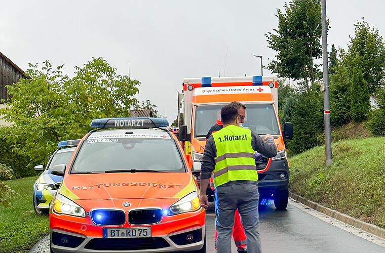 Hollfeld: Kleinbus mit Schulkindern fährt in Scheune - Fahrer und vier Kinder verletzt