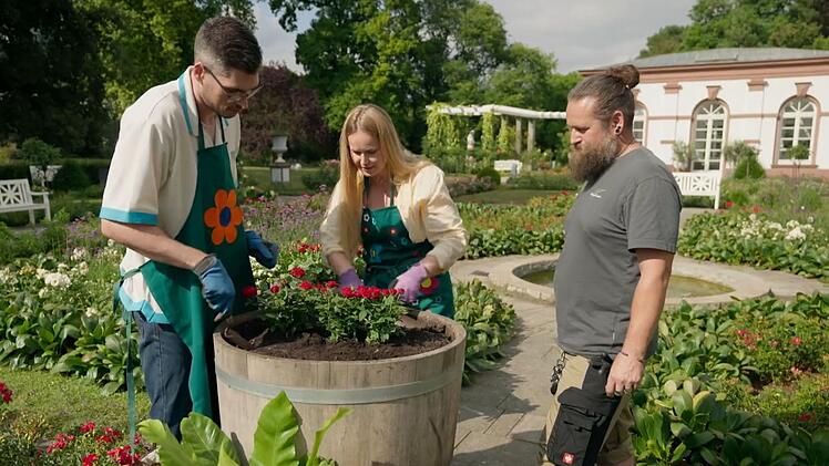 Gemeinsam Blumen pflanzen: Kevin (links) und Franzi meistern ihre Challenge gut.
