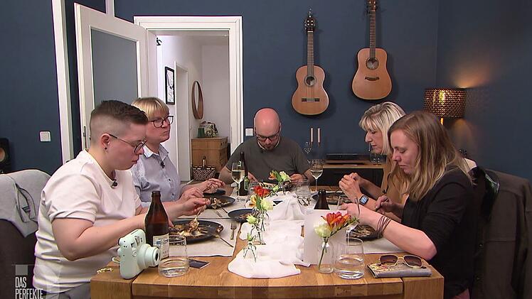An Tag 2 in Dresden trifft sich die "Dinner"-Runde bei Patrick.