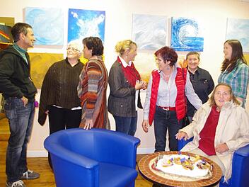 Die vier Elemente stehen in den Werken der Künstlergruppe "4 Elements" im Mittelpunkt. Die Bilder sind derzeit in der Galerie Ambiente in Kronach ausgestellt. Das Foto zeigt (von links): Martin Ludwig, Christa Schomers-Babendererde, Martina Karsch, Marion Kotyba, Ute Franke, Luitgard Utz und Nadine Zettl sowie (sitzend) Erika Haupt. Foto: hs