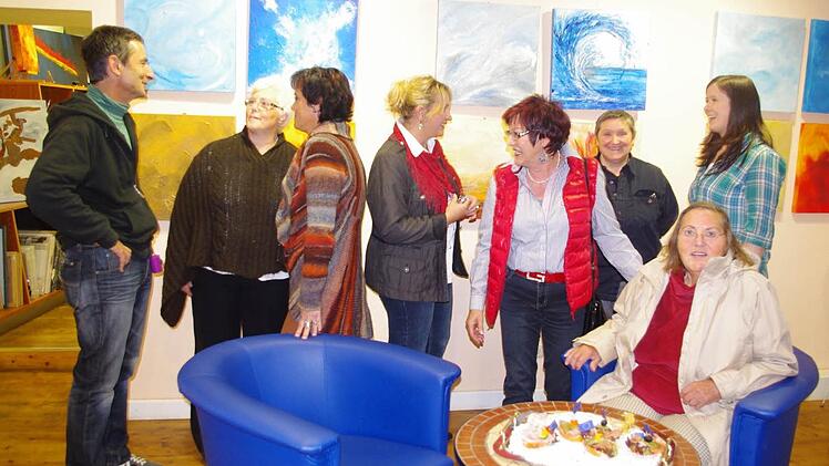 Die vier Elemente stehen in den Werken der Künstlergruppe "4 Elements" im Mittelpunkt. Die Bilder sind derzeit in der Galerie Ambiente in Kronach ausgestellt. Das Foto zeigt (von links): Martin Ludwig, Christa Schomers-Babendererde, Martina Karsch, Marion Kotyba, Ute Franke, Luitgard Utz und Nadine Zettl sowie (sitzend) Erika Haupt. Foto: hs