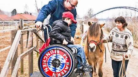 Kinder mit Behinderung kommen zur Therapie zu Sabine Fechter (rechts) und ihren Pferden.  Foto: p