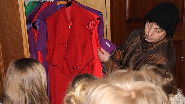 Natürlich gibt es auch jede Menge liturgischer Gewänder zu sehen. Müller erklärt den Kindern, wann welche Farben getragen werden...