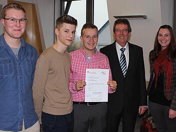 Die Sieger der Gruppe "Abwarten und Tee trinken" mit Sparkassenchef Herbert Fiederling (2.v.r.). Zum erfolgreichen Team gehörten (von links) Christopher Huber, Alexander Schick, Sebastian Biebl und Eva-Maria Höhn. Foto: Andreas Dorsch