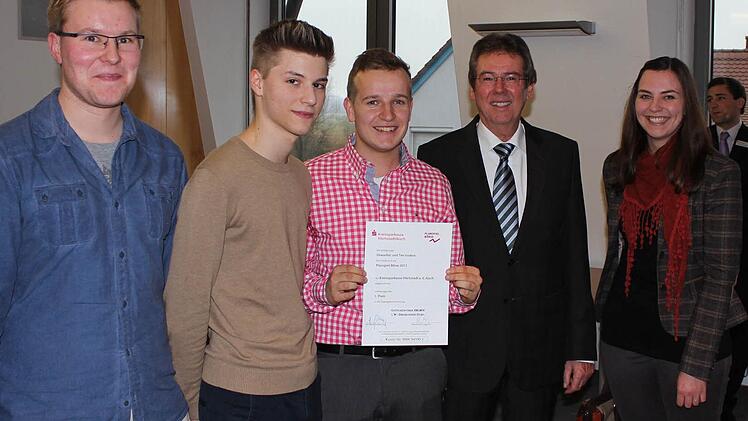 Die Sieger der Gruppe "Abwarten und Tee trinken" mit Sparkassenchef Herbert Fiederling (2.v.r.). Zum erfolgreichen Team gehörten (von links) Christopher Huber, Alexander Schick, Sebastian Biebl und Eva-Maria Höhn. Foto: Andreas Dorsch