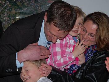 Familie Steiner im Glück. Im Augenblick, als das Endergebnis bekannt wird, fallen Ehefrau Stefanie und die Kinder Simon und Evi dem glücklichen Sieger Marco Steiner um den Hals. Fotos: Rainer Lutz