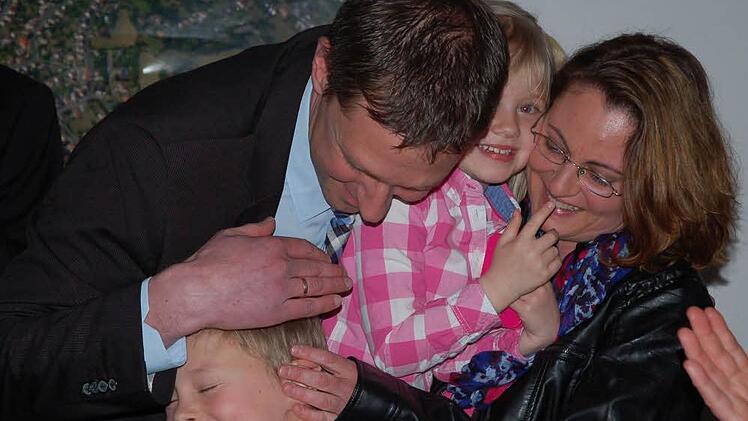 Familie Steiner im Glück. Im Augenblick, als das Endergebnis bekannt wird, fallen Ehefrau Stefanie und die Kinder Simon und Evi dem glücklichen Sieger Marco Steiner um den Hals. Fotos: Rainer Lutz