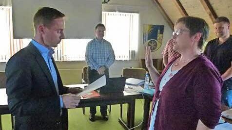 Zu Beginn der Gemeinderatssitzung wurde Silvia Schwarz durch Bürgermeister Bernd Höfer vereidigt.  Foto: Lothar Weidner