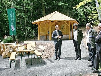 Bei der Eröffnung informieren sich die Gäste, unter anderem Landrat Johann Kalb (r.), am neuen Pavillon. Foto: Elke Pieger