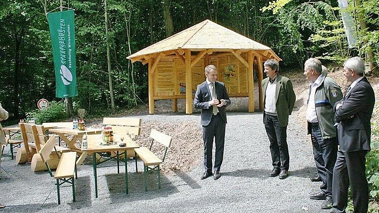Bei der Eröffnung informieren sich die Gäste, unter anderem Landrat Johann Kalb (r.), am neuen Pavillon. Foto: Elke Pieger