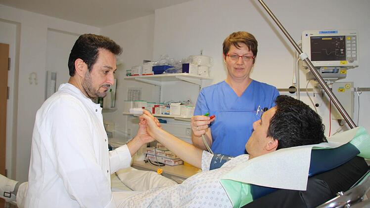 Wenn die Patienten nicht aggressiv sind, kommt als erster Schritt in der Notaufnahme des St. Elisabeth-Krankenhauses immer eine eingehende Untersuchung. In dieser nachgestellten Szene schließen Arzt Semko Aram (links) und Krankenschwester Olga Jakel die Geräte zur Überwachung an. Foto: Ralf Ruppert