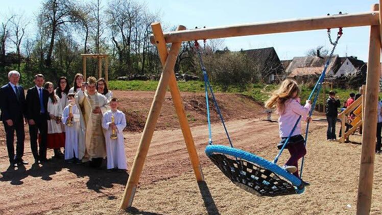 Der neue Spielplatz erhält den kirchlichen Segen.